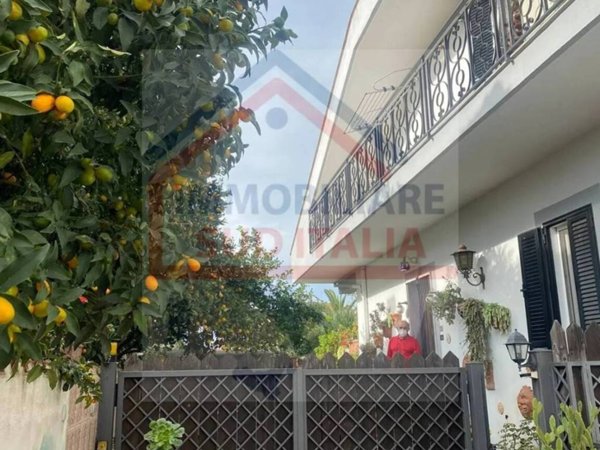 casa indipendente in vendita a Giugliano in Campania in zona Varcaturo