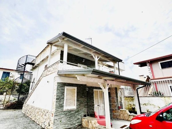 intera palazzina in vendita a Giugliano in Campania in zona Varcaturo