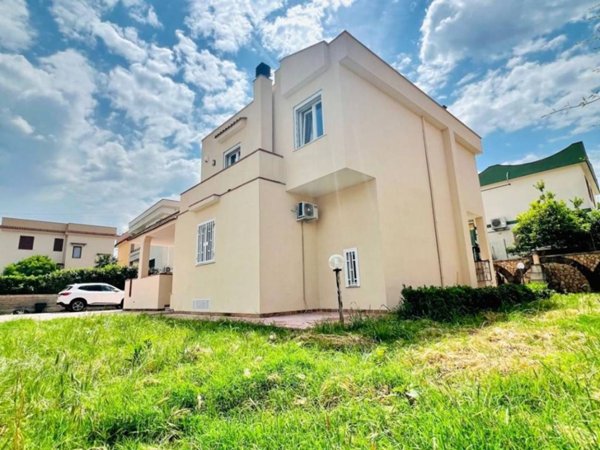 casa indipendente in vendita a Giugliano in Campania in zona Lago Patria