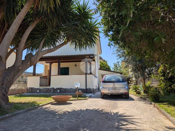 casa indipendente in vendita a Giugliano in Campania in zona Licola
