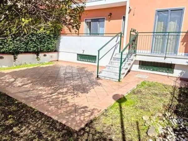 casa indipendente in vendita a Giugliano in Campania in zona Varcaturo