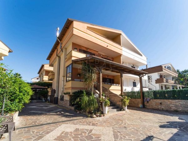 casa indipendente in vendita a Giugliano in Campania in zona Lago Patria