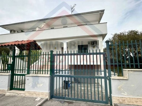 casa indipendente in vendita a Giugliano in Campania in zona Varcaturo