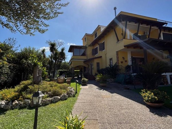 casa indipendente in vendita a Giugliano in Campania in zona Lago Patria