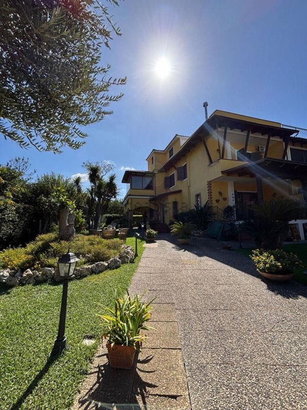 casa indipendente in vendita a Giugliano in Campania in zona Lago Patria