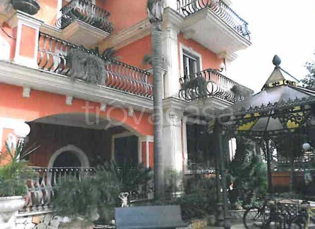 locale commerciale in vendita a Giugliano in Campania in zona Lago Patria