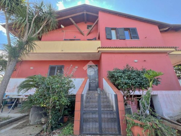 casa indipendente in vendita a Giugliano in Campania in zona Varcaturo