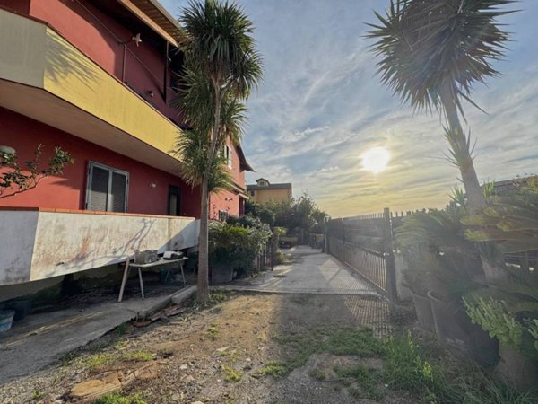 casa indipendente in vendita a Giugliano in Campania in zona Varcaturo