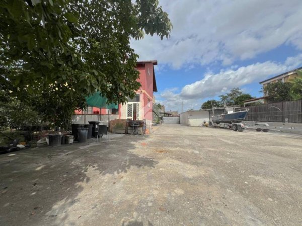 casa indipendente in vendita a Giugliano in Campania in zona Varcaturo