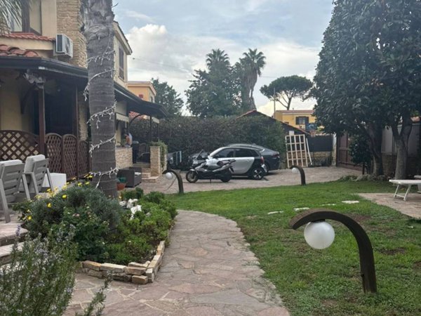 casa indipendente in vendita a Giugliano in Campania in zona Varcaturo