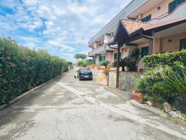 casa indipendente in vendita a Giugliano in Campania in zona Licola