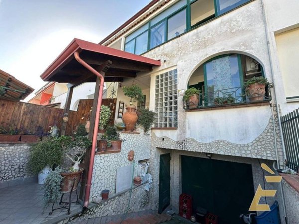 casa indipendente in vendita a Giugliano in Campania in zona Varcaturo