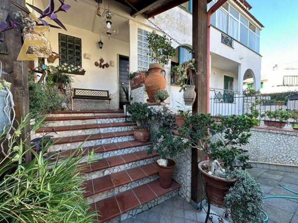 casa indipendente in vendita a Giugliano in Campania in zona Varcaturo