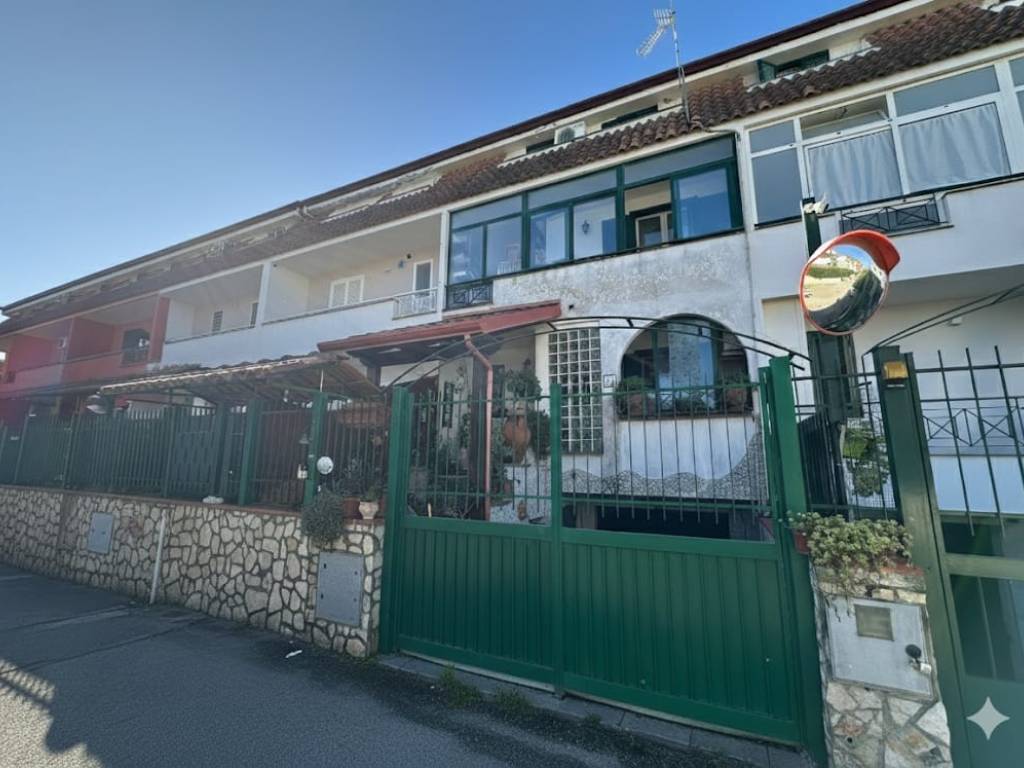 casa indipendente in vendita a Giugliano in Campania in zona Varcaturo