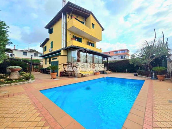 casa indipendente in vendita a Giugliano in Campania in zona Varcaturo
