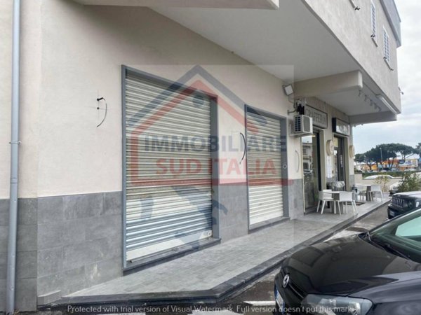negozio in vendita a Giugliano in Campania in zona Varcaturo