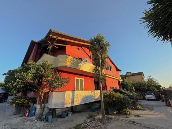 casa indipendente in vendita a Giugliano in Campania in zona Varcaturo