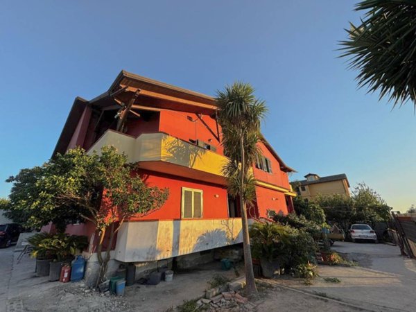 casa indipendente in vendita a Giugliano in Campania in zona Varcaturo