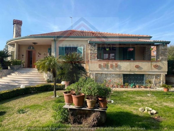 casa indipendente in vendita a Giugliano in Campania in zona Varcaturo
