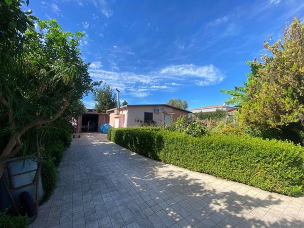 casa indipendente in vendita a Giugliano in Campania in zona Licola