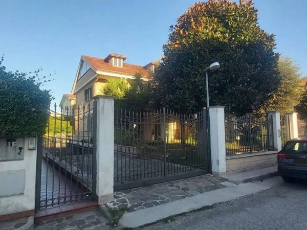 casa indipendente in vendita a Giugliano in Campania in zona Varcaturo