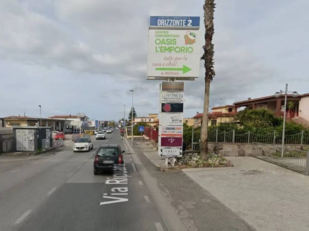 negozio in vendita a Giugliano in Campania in zona Varcaturo
