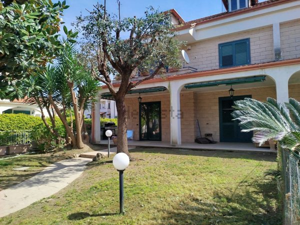 casa indipendente in vendita a Giugliano in Campania in zona Varcaturo