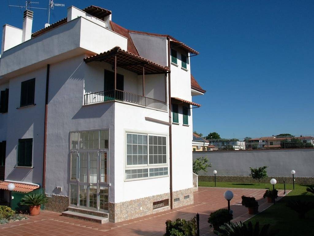 casa indipendente in vendita a Giugliano in Campania in zona Varcaturo