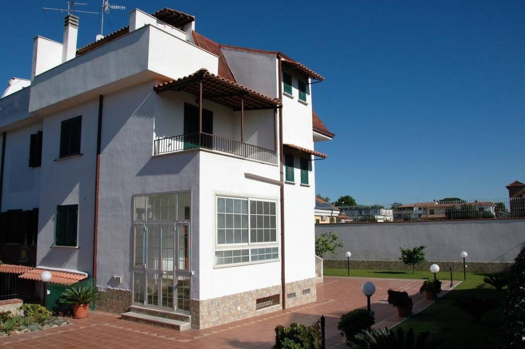casa indipendente in vendita a Giugliano in Campania in zona Varcaturo