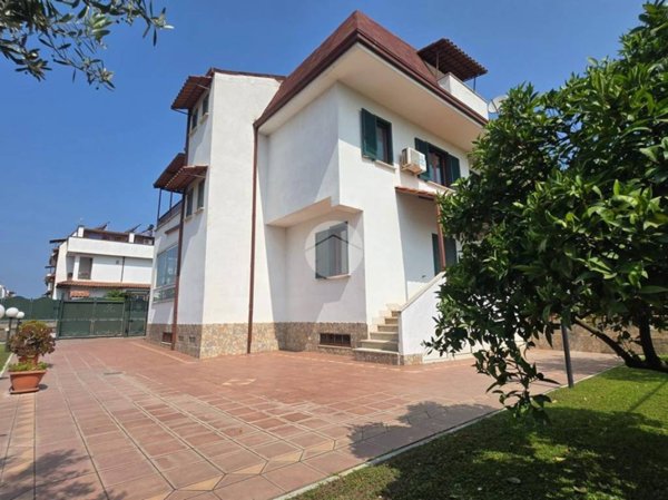 casa indipendente in vendita a Giugliano in Campania in zona Varcaturo