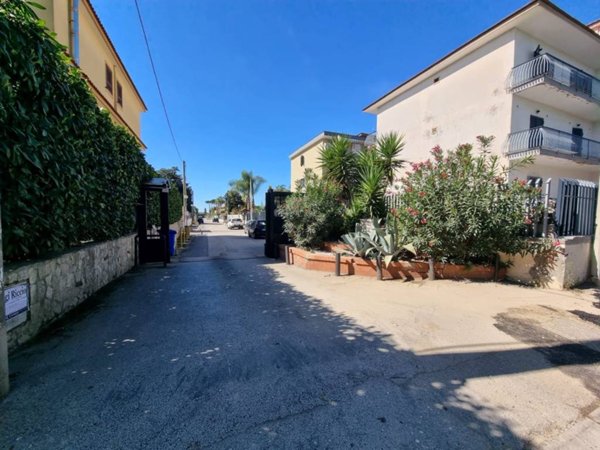 appartamento in vendita a Giugliano in Campania in zona Varcaturo