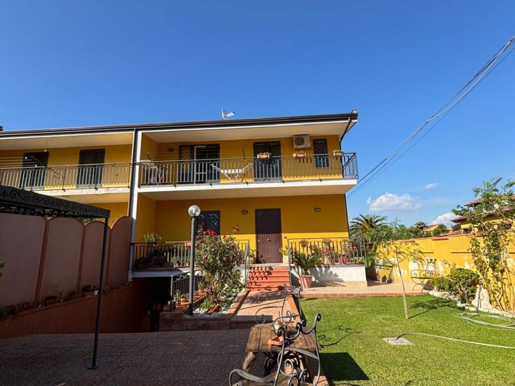 casa indipendente in vendita a Giugliano in Campania in zona Varcaturo