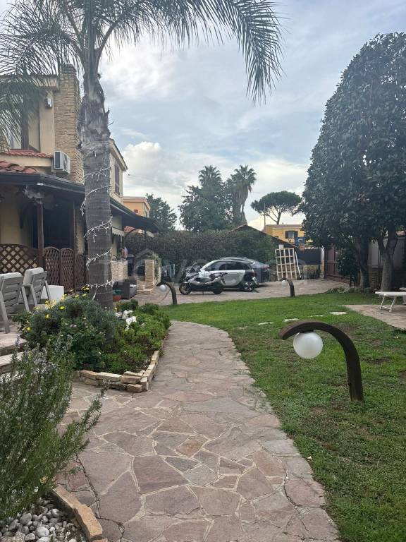 casa indipendente in vendita a Giugliano in Campania in zona Varcaturo