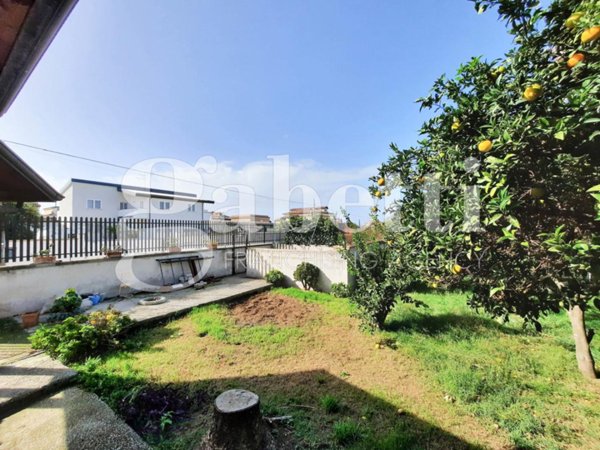 casa indipendente in vendita a Giugliano in Campania in zona Licola