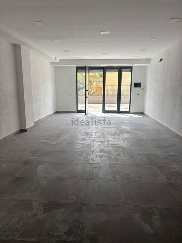 locale commerciale in vendita a Giugliano in Campania in zona Varcaturo