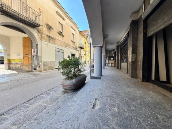 locale commerciale in vendita a Giugliano in Campania