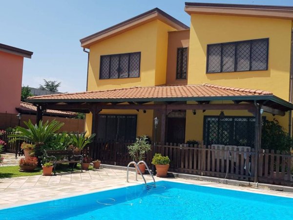 casa indipendente in vendita a Giugliano in Campania in zona Licola