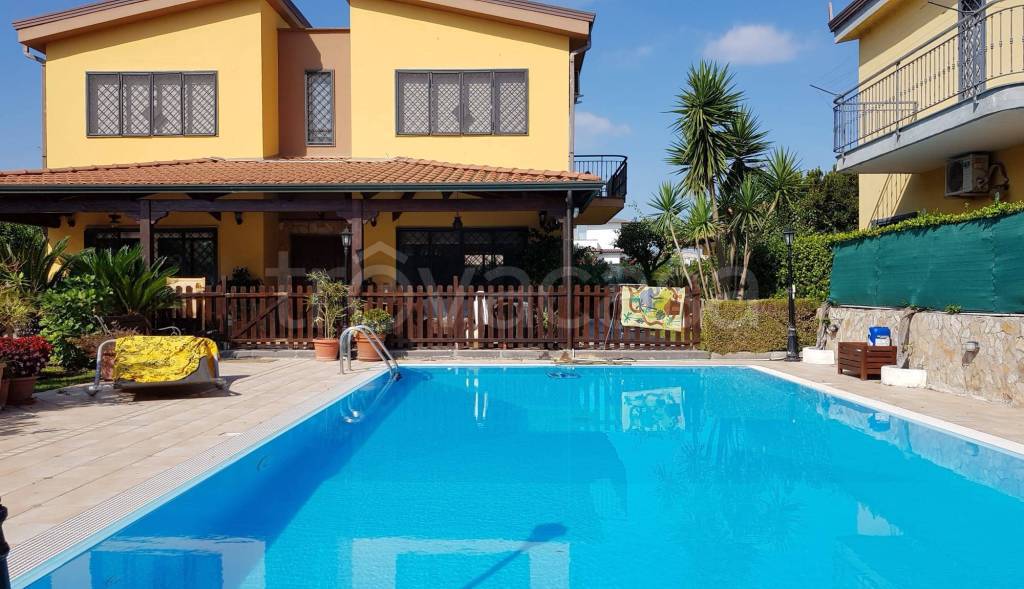 casa indipendente in vendita a Giugliano in Campania in zona Licola