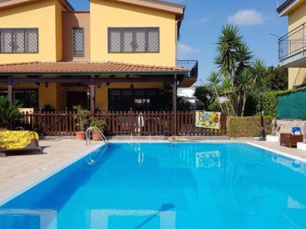 casa indipendente in vendita a Giugliano in Campania in zona Licola