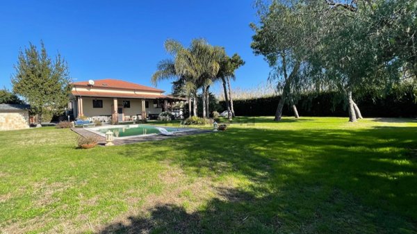 casa indipendente in vendita a Giugliano in Campania in zona Varcaturo