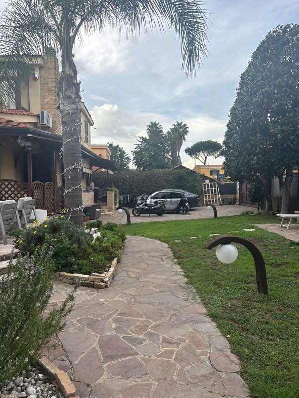 casa indipendente in vendita a Giugliano in Campania in zona Varcaturo