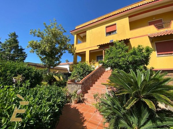 casa indipendente in vendita a Giugliano in Campania in zona Varcaturo
