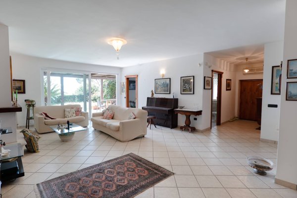 casa indipendente in vendita a Giugliano in Campania in zona Licola