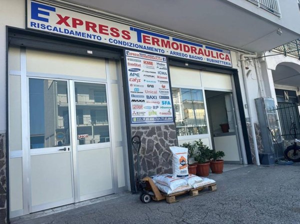 negozio in vendita a Giugliano in Campania