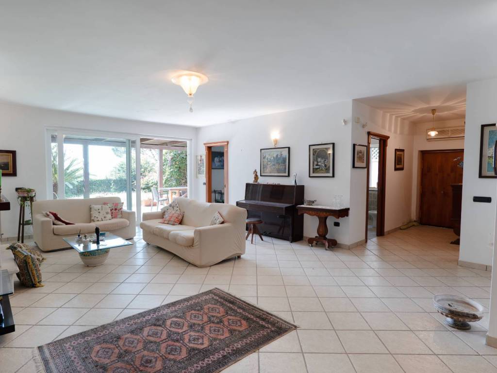 casa indipendente in vendita a Giugliano in Campania in zona Licola