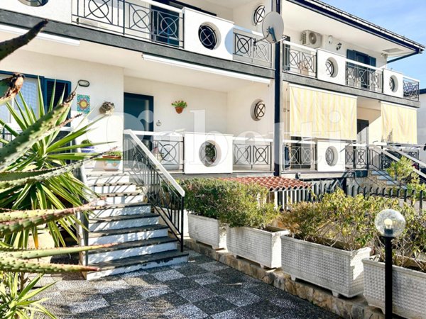 casa indipendente in vendita a Giugliano in Campania in zona Lago Patria
