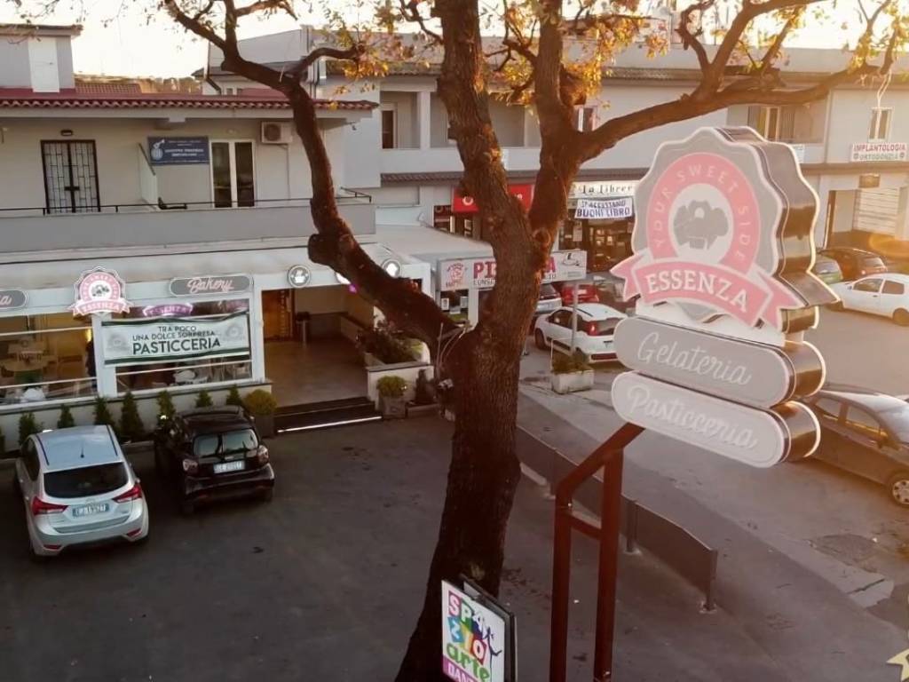 negozio in vendita a Giugliano in Campania in zona Varcaturo