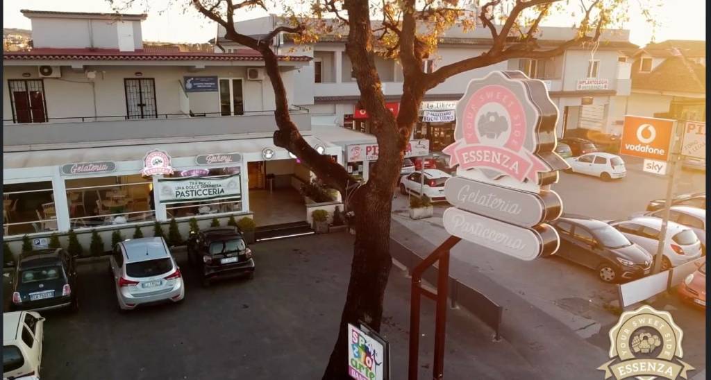 negozio in vendita a Giugliano in Campania in zona Varcaturo