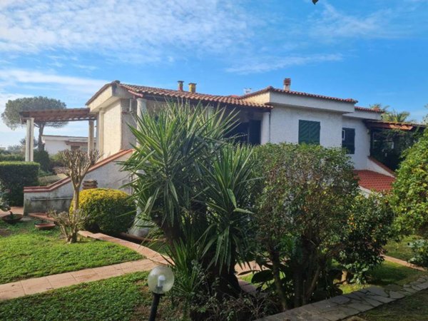 casa indipendente in vendita a Giugliano in Campania in zona Licola
