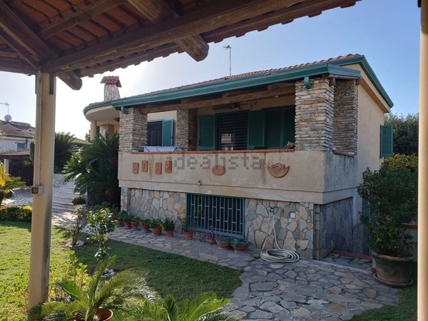 casa indipendente in vendita a Giugliano in Campania in zona Varcaturo